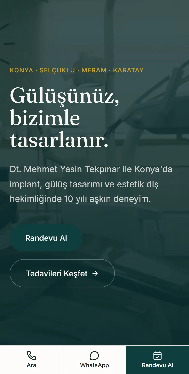 Dentual web sitesinin ilk ekranı: Gülüşünüz, bizimle tasarlanır başlığı ve hekim portresi